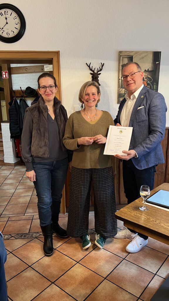 Anlässlich der Jahreshauptversammlung ehrte der Imkerverein Hildesheim Britta Stein für 15 Jahre Vereinszugehörigkeit mit der bronzenen Ehrennadel und würdigte ihr langjähriges Engagement für das Vereinsleben.